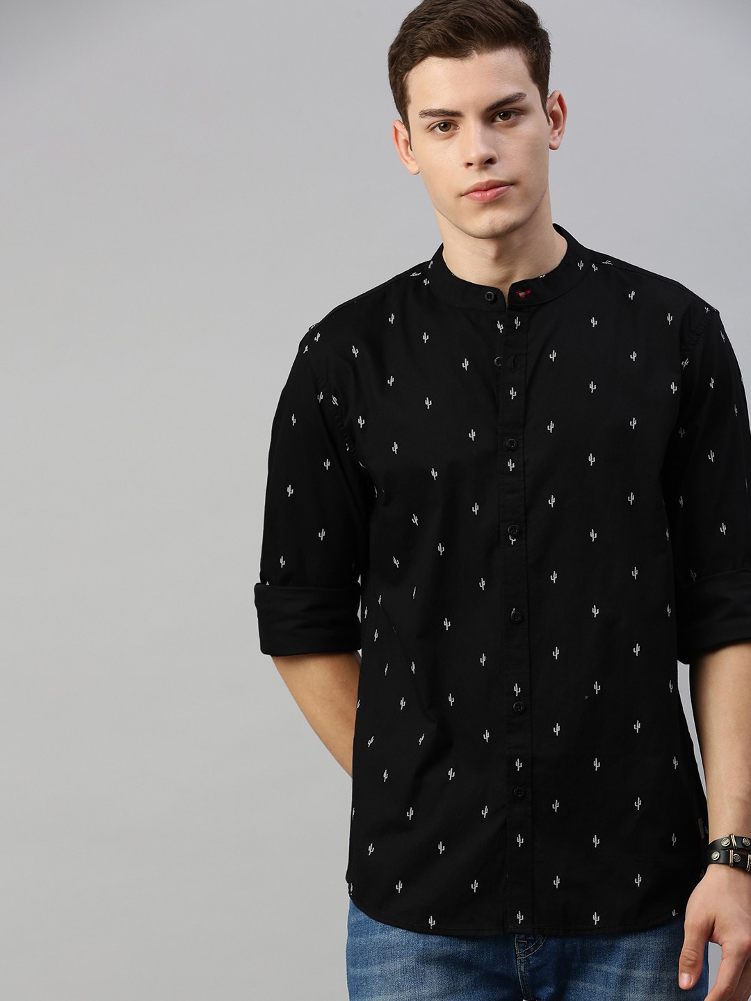 

Roadster Men Black & White Regular Fit Printed Casual Shirt