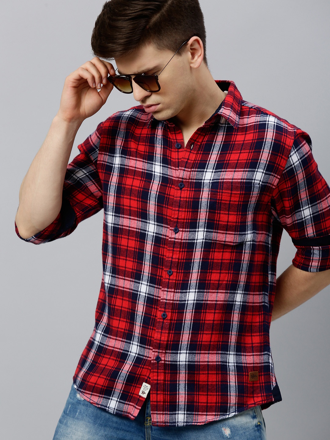 

Roadster Men Red & Black Regular Fit Checked Casual Shirt