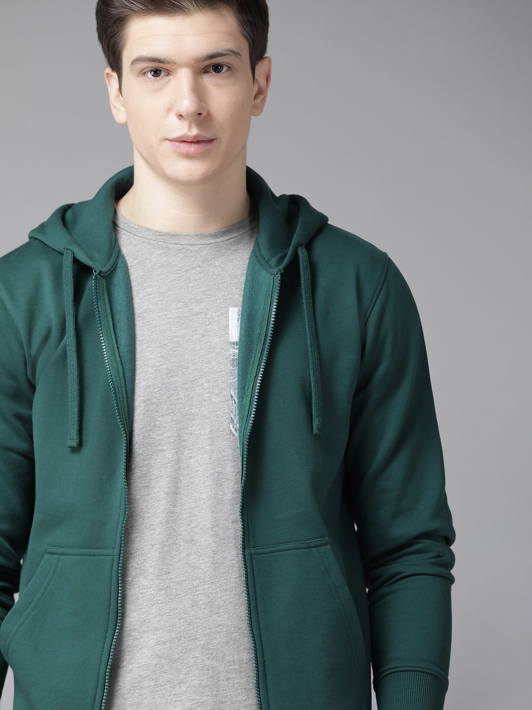 

Roadster Men Green Solid Hooded Sweatshirt