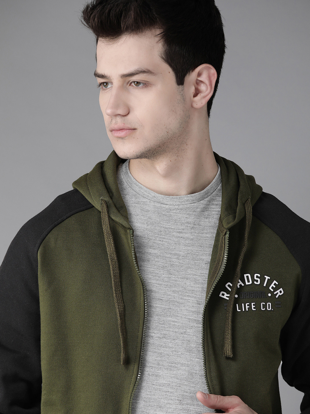 

Roadster Men Olive Green & Black Solid Hooded Sweatshirt