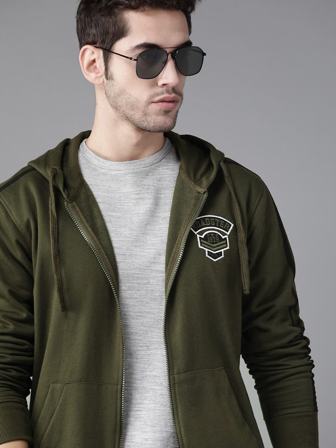 

Roadster Men Olive Green Solid Hooded Sweatshirt with Applique Detail