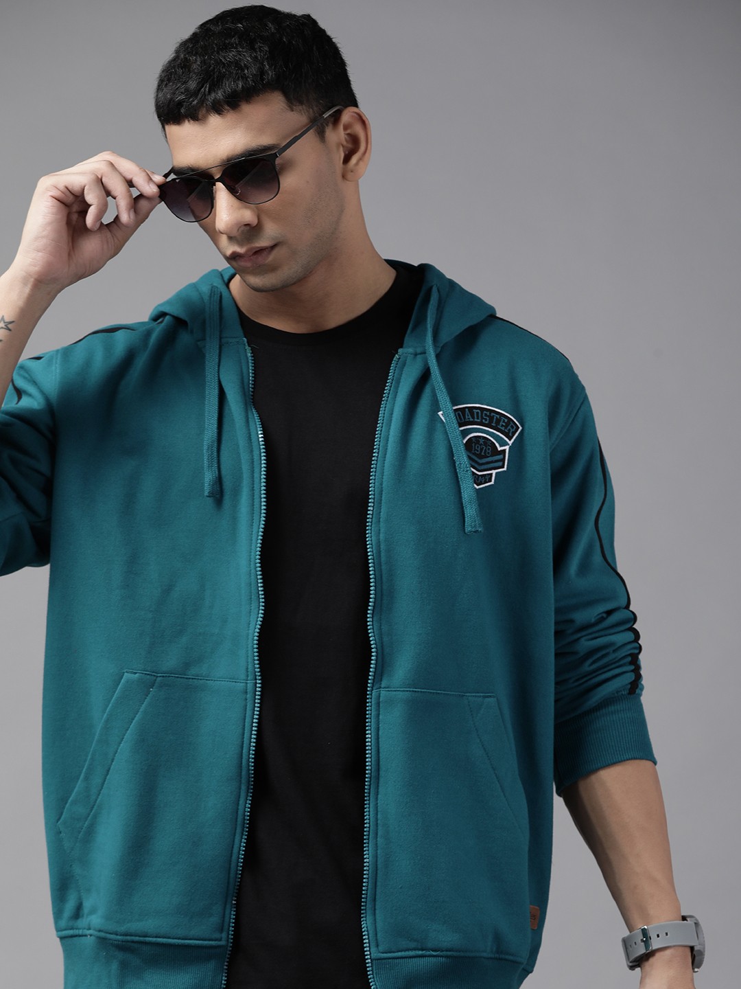 

Roadster Men Teal Blue Solid Hooded Sweatshirt with Applique & Side Stripe Detail