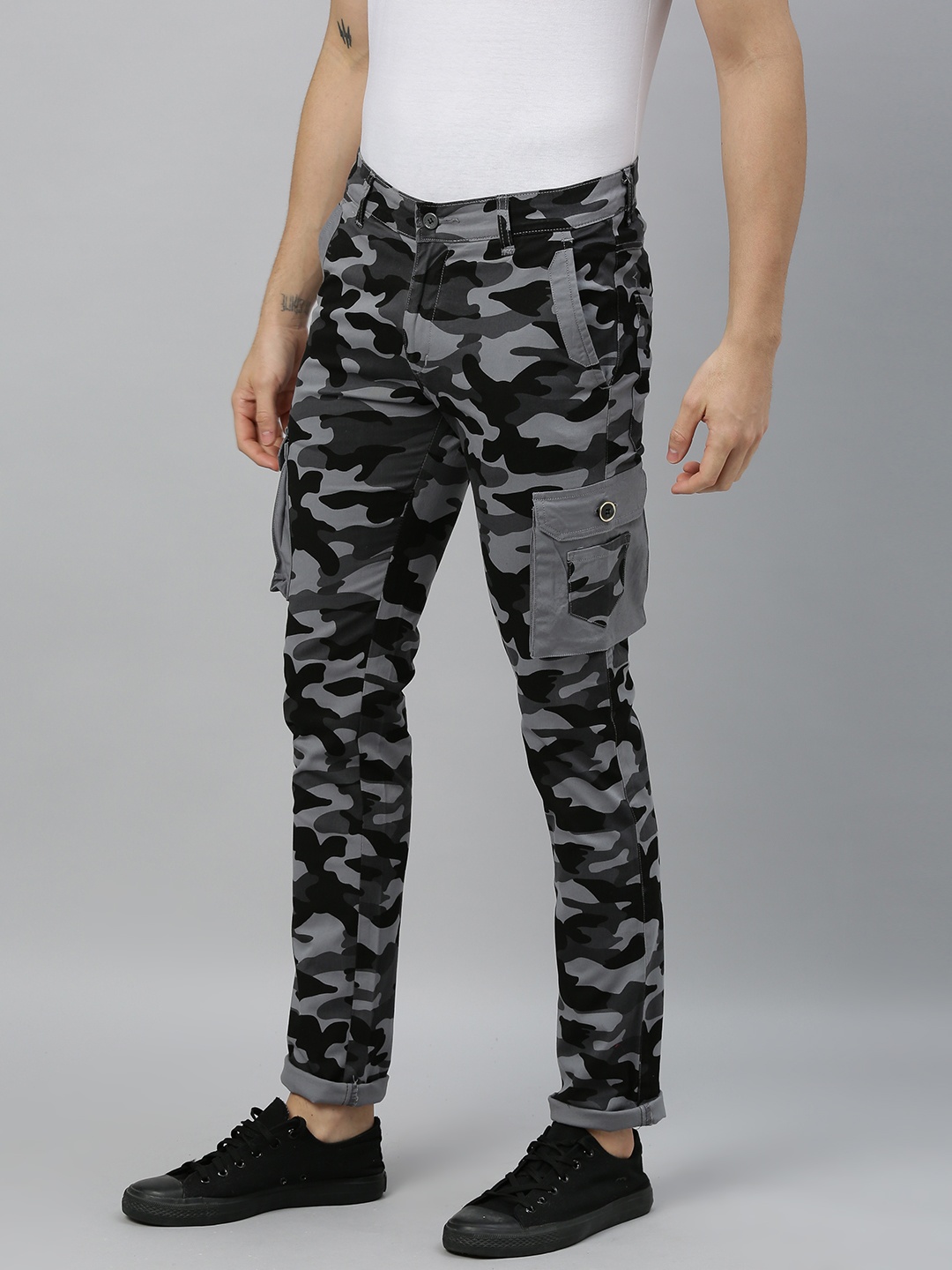 

Urbano Fashion Men Grey & Black Slim Fit Camouflage Printed Cargos