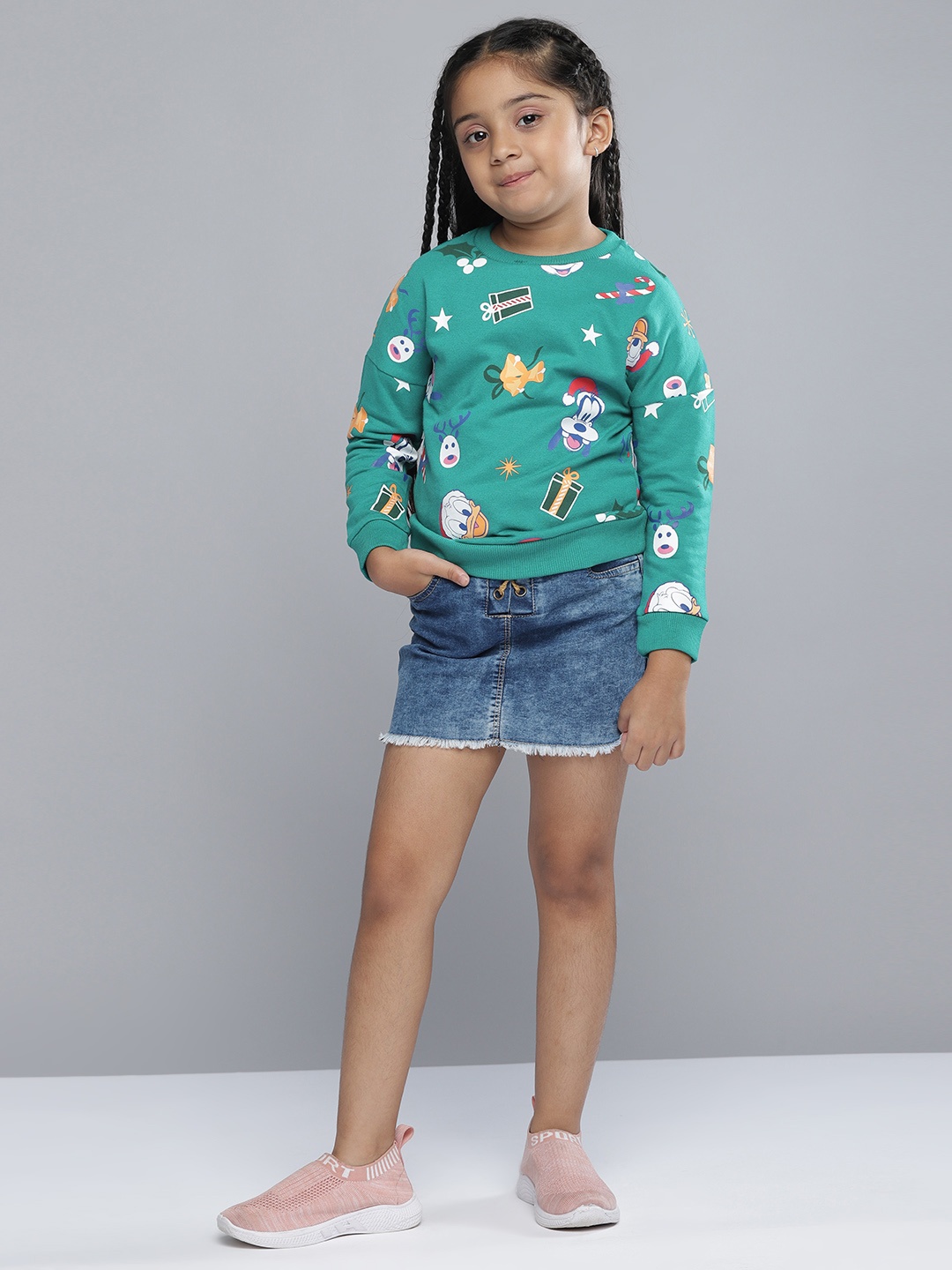 

YK Disney Girls Green & White Mickey & Friends Print Sweatshirt