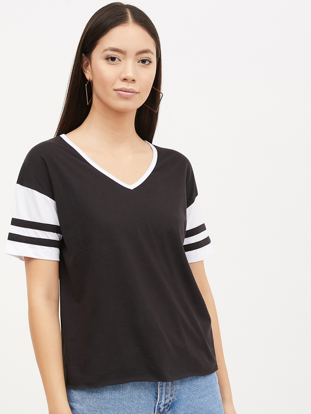 

Harpa Women Black & White Colourblocked V-Neck T-shirt