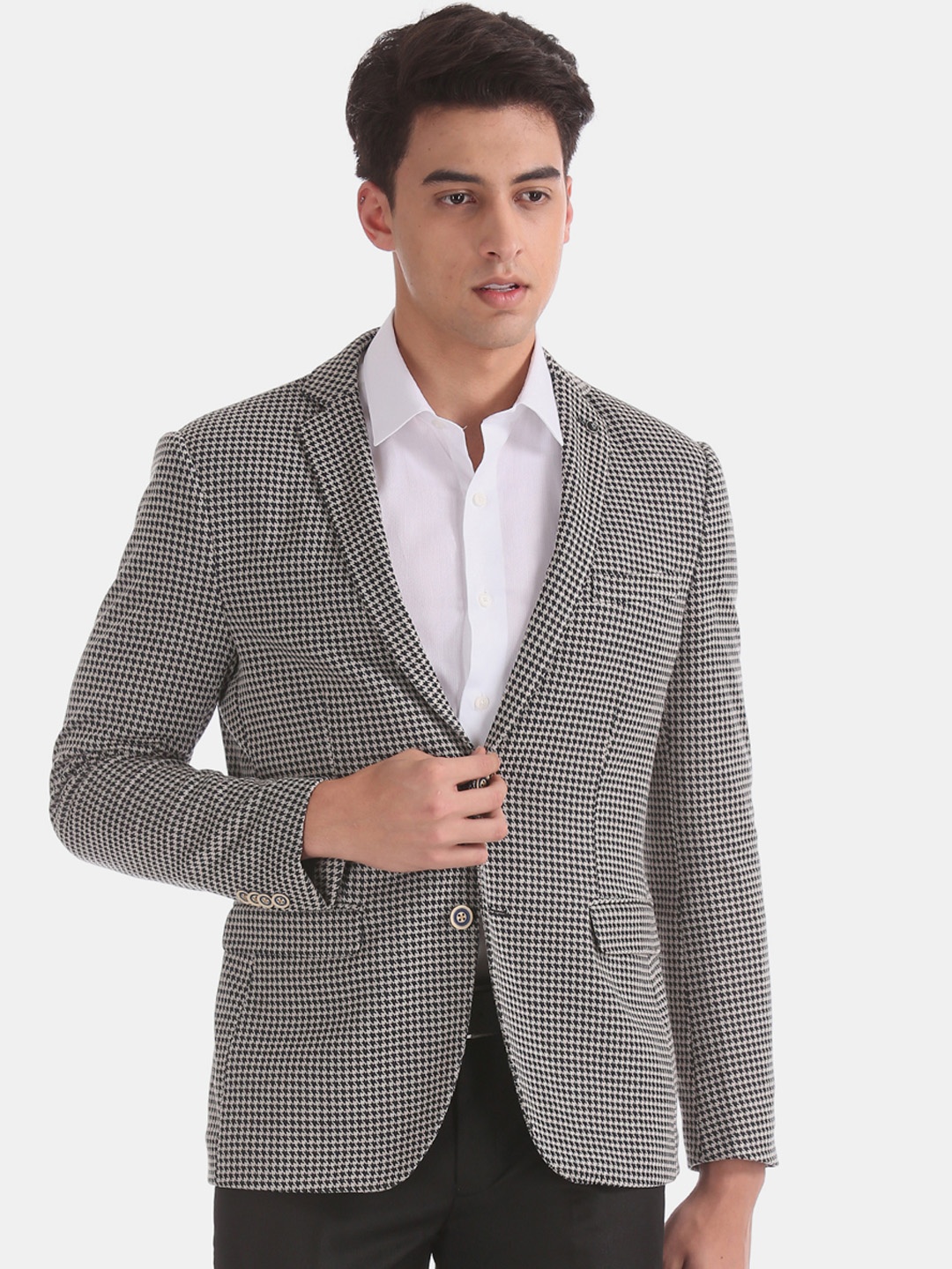 

Arrow Men Black & Off White Self-Design Slim-Fit Single-Breasted Formal Blazer