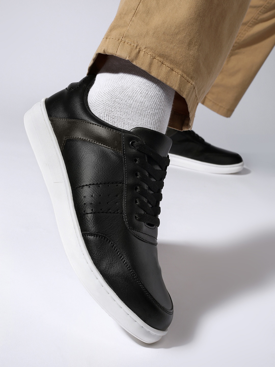 

HIGHLANDER Men Solid Regular Sneakers, Black