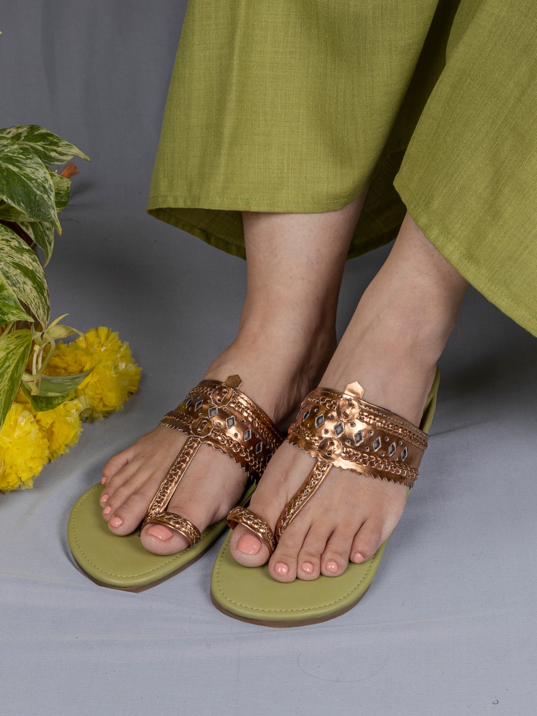 

THE MADRAS TRUNK Women Bronze-Toned Woven Design Leather Open Toe Kolhapuri Flats