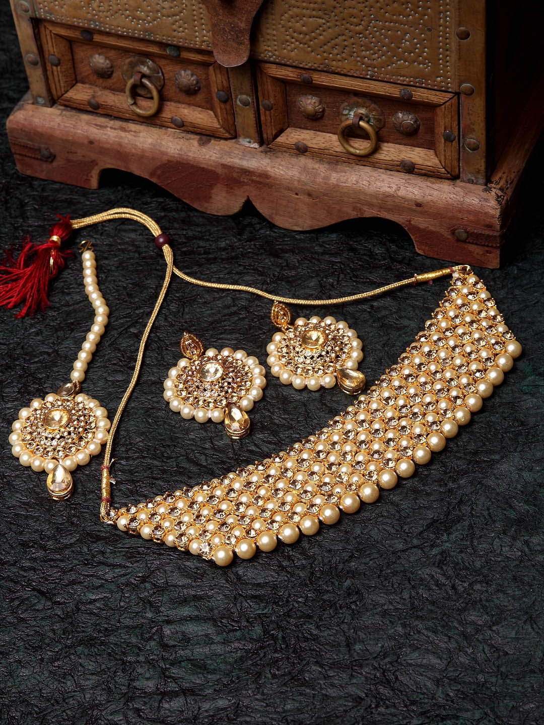 

ANIKAS CREATION Off White & Gold-Plated Stone Studded Jadau Jewellery Set