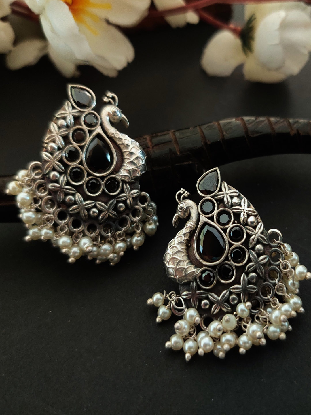 

Binnis Wardrobe Silver-Toned & Black Peacock Shaped Pearl Studs