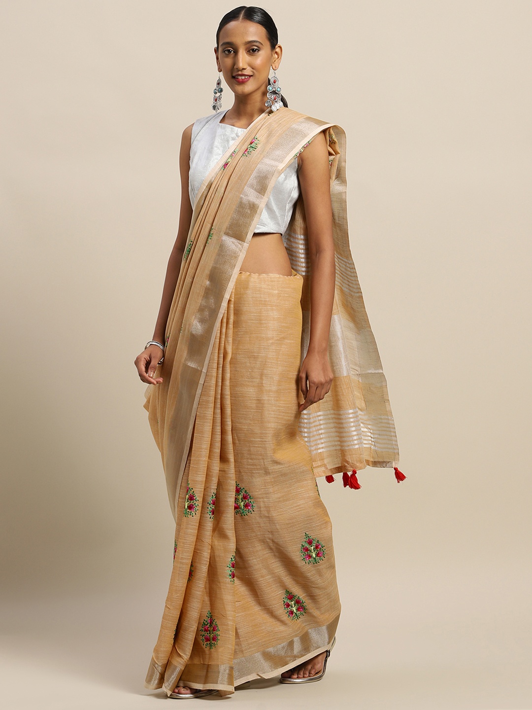 

SANGAM PRINTS Peach-Coloured & Silver-Toned Linen Blend Handloom Embroidered Kota Saree