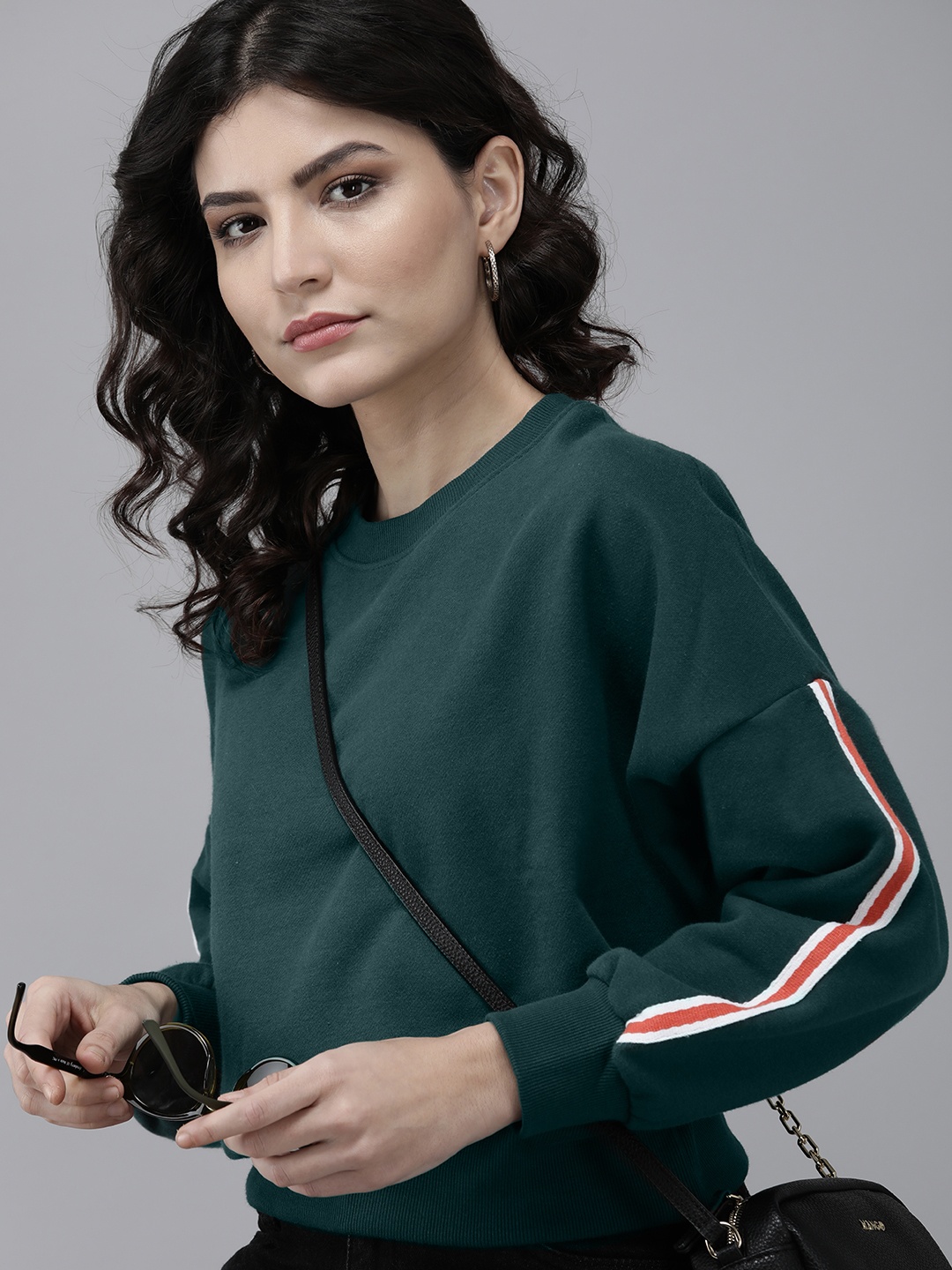 

Roadster Women Green Side Tape Cropped Sweatshirt