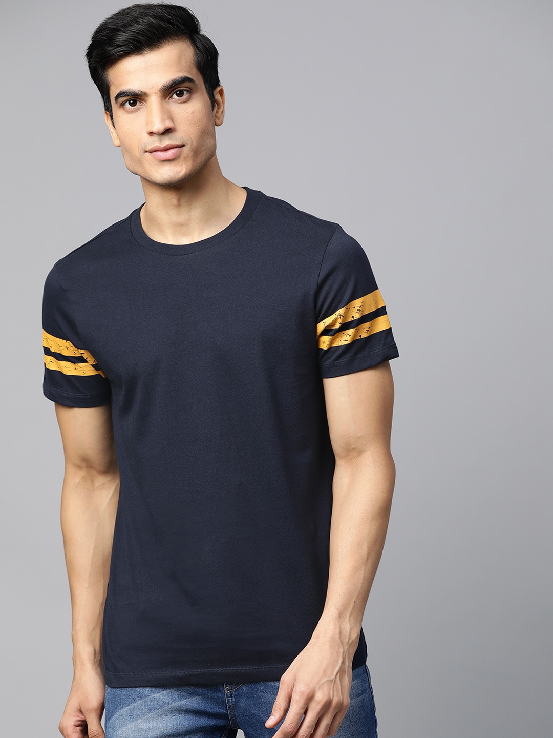 

Roadster Men Navy Blue Solid Round Neck T-shirt