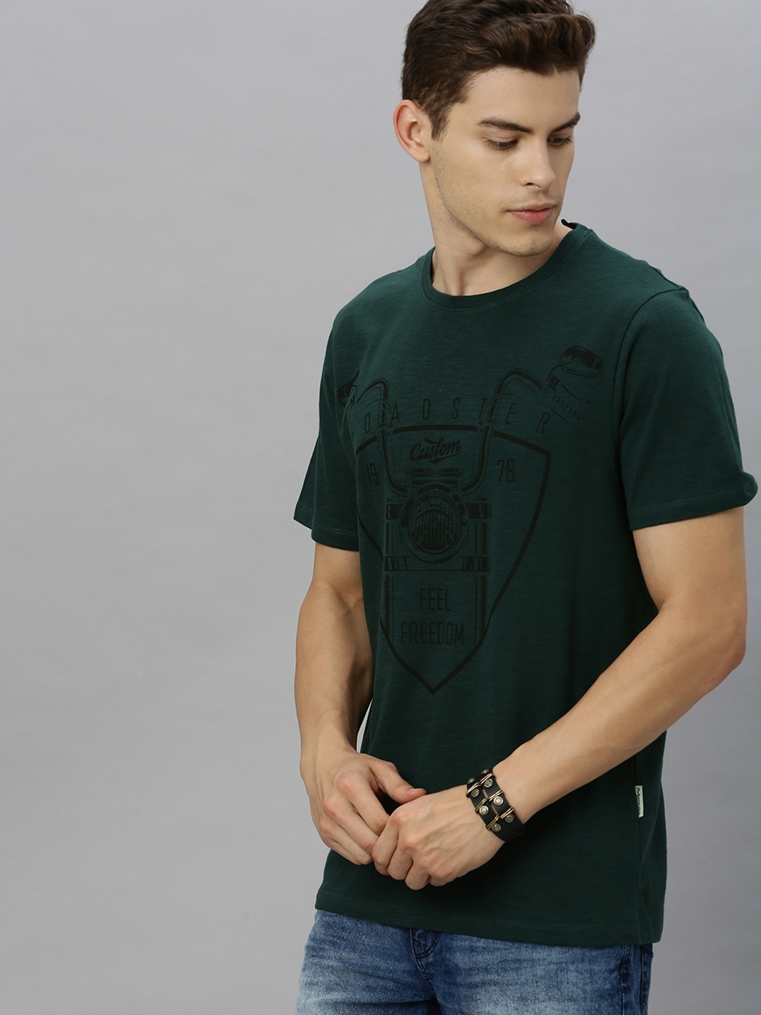 

Roadster Men Green Printed Round Neck T-shirt