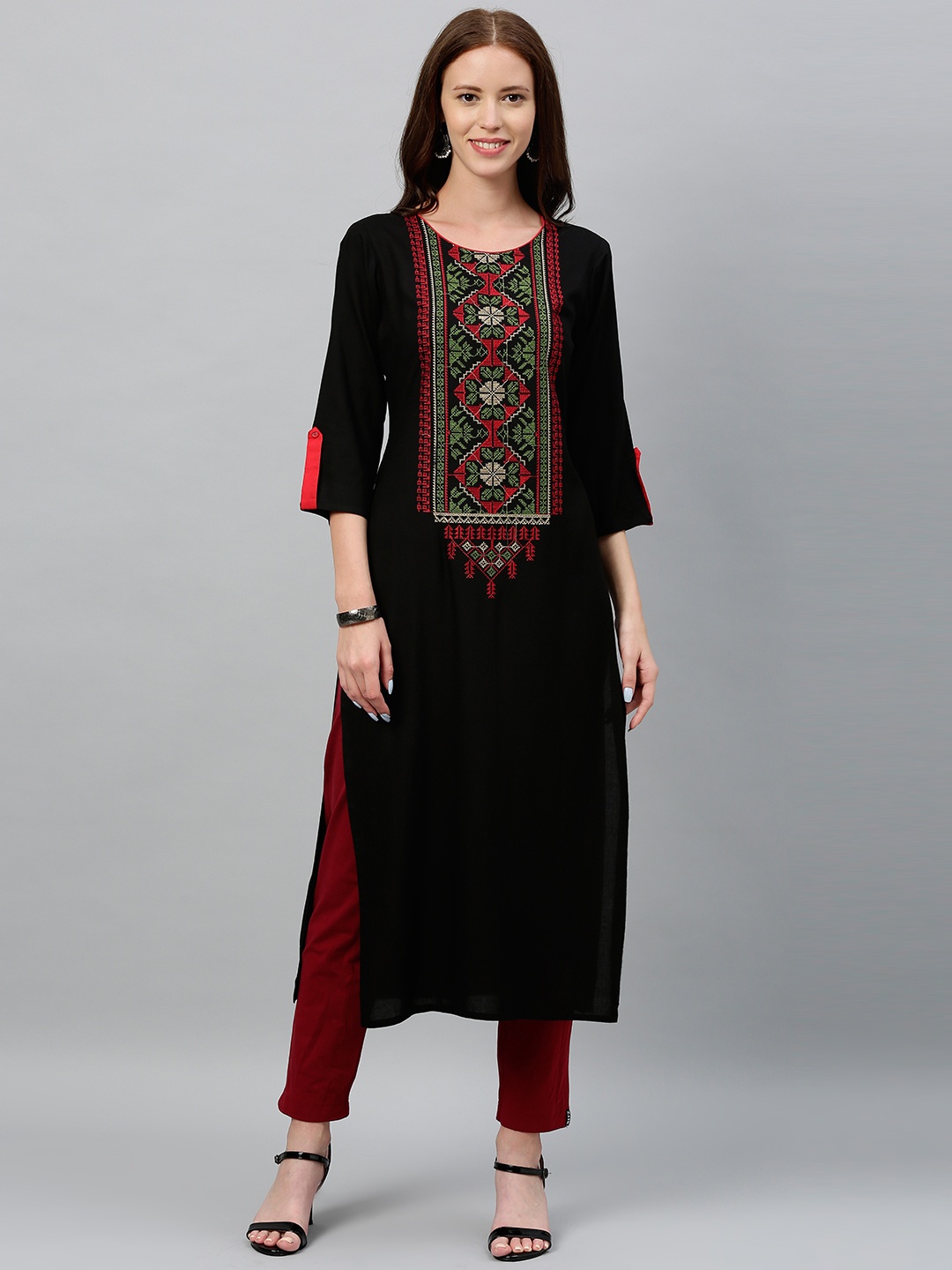 

kipek Women Black Embroidered Straight Kurta