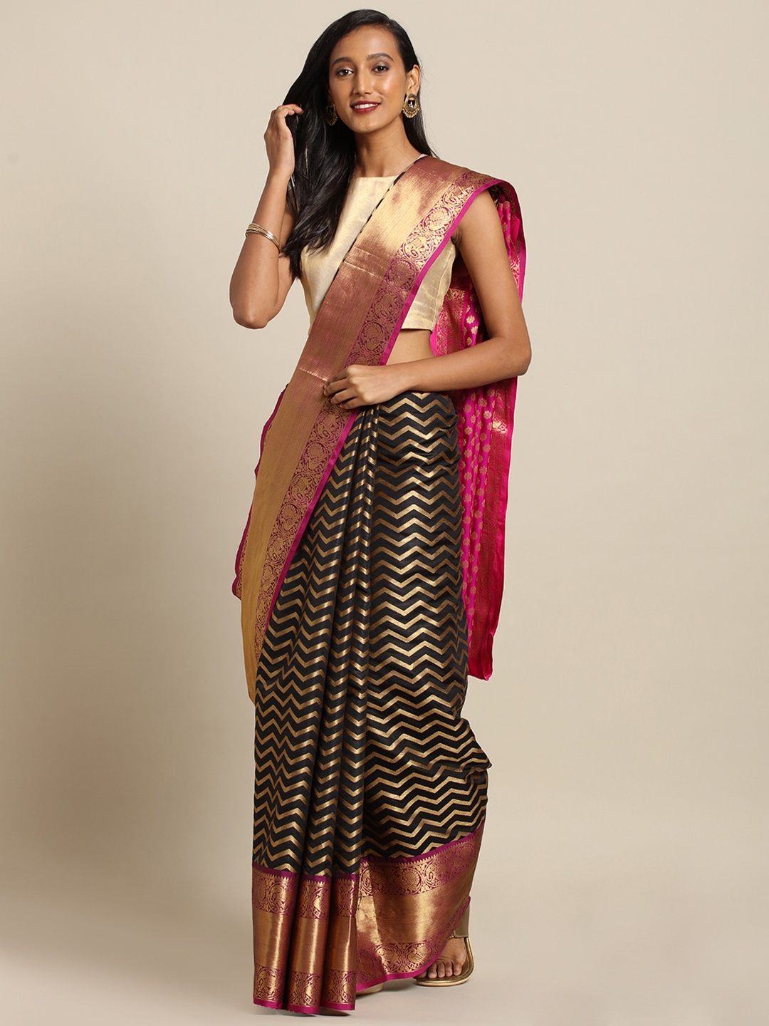 

VASTRANAND Black & Gold-Toned Silk Blend Woven Design Kanjeevaram Saree