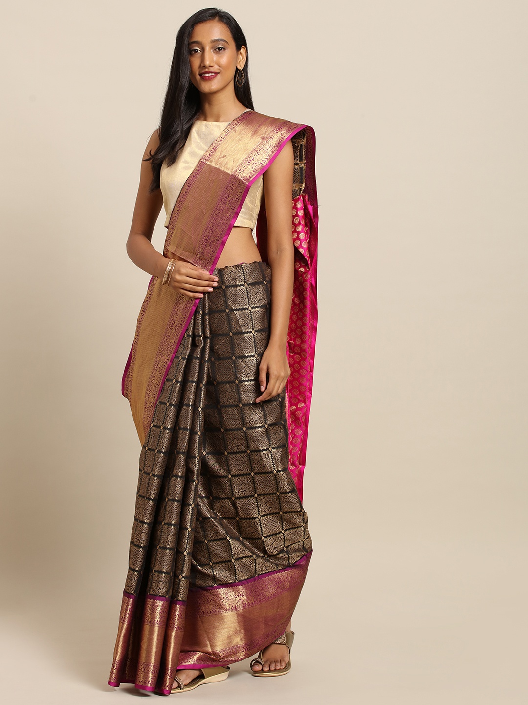 

VASTRANAND Black & Golden Silk Blend Woven Design Kanjeevaram Saree