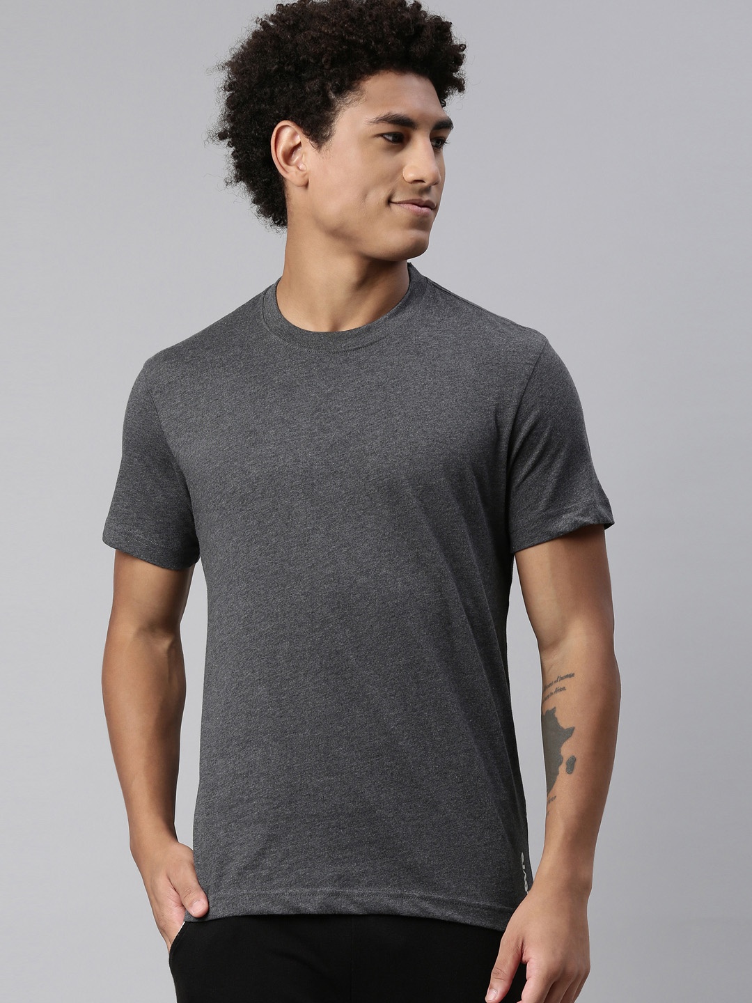 

Levis Men Soft Pure Cotton Round Neck Half Sleeve Tshirt, Charcoal