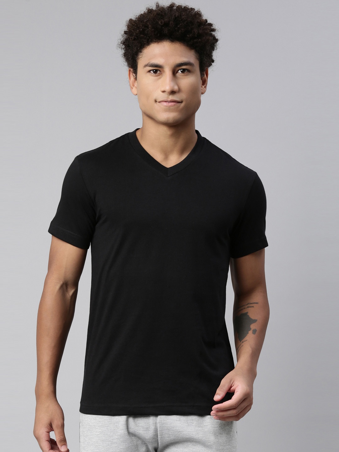 

Levis Men Soft Pure Cotton V-Neck Half Sleeve with Tshirt, Black