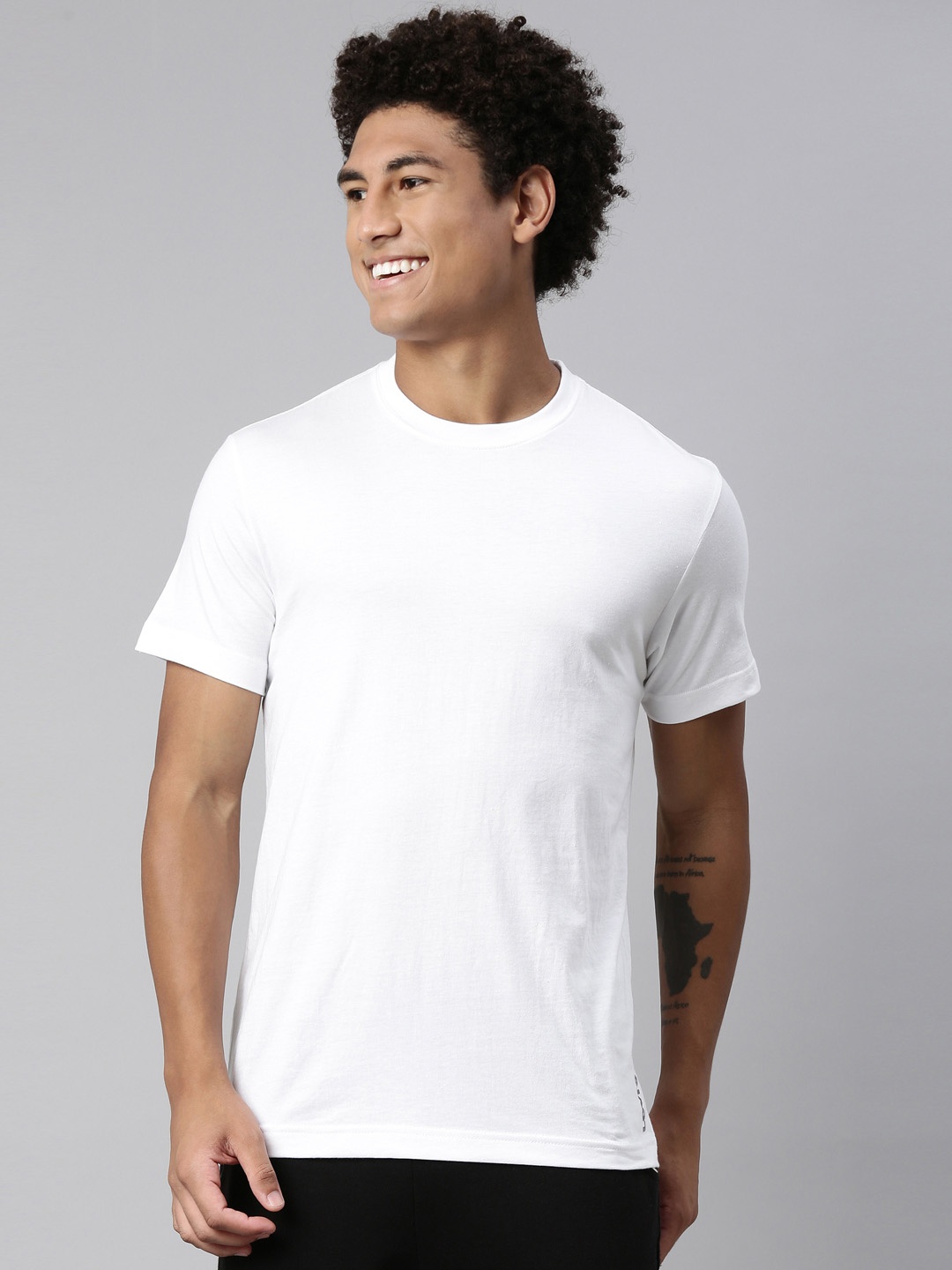 

Levi's 025 Round Neck Cotton T-Shirt for Men with Smartskin Technology (White)