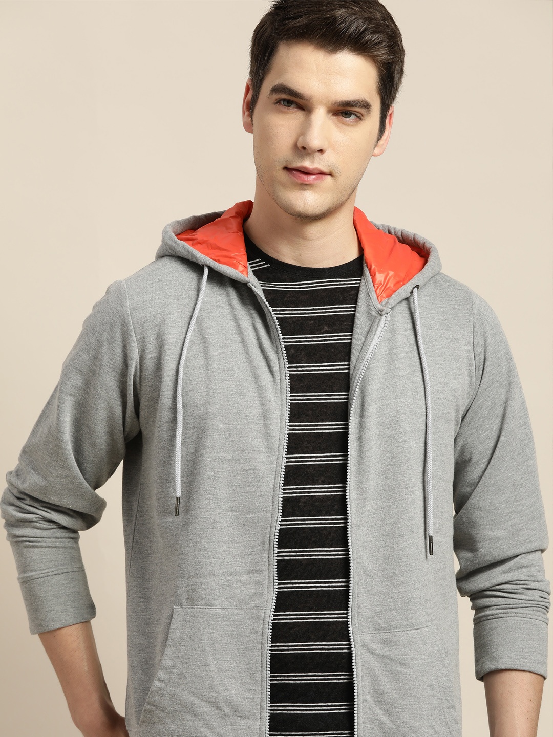

INVICTUS Men Grey Solid Hooded Sweatshirt