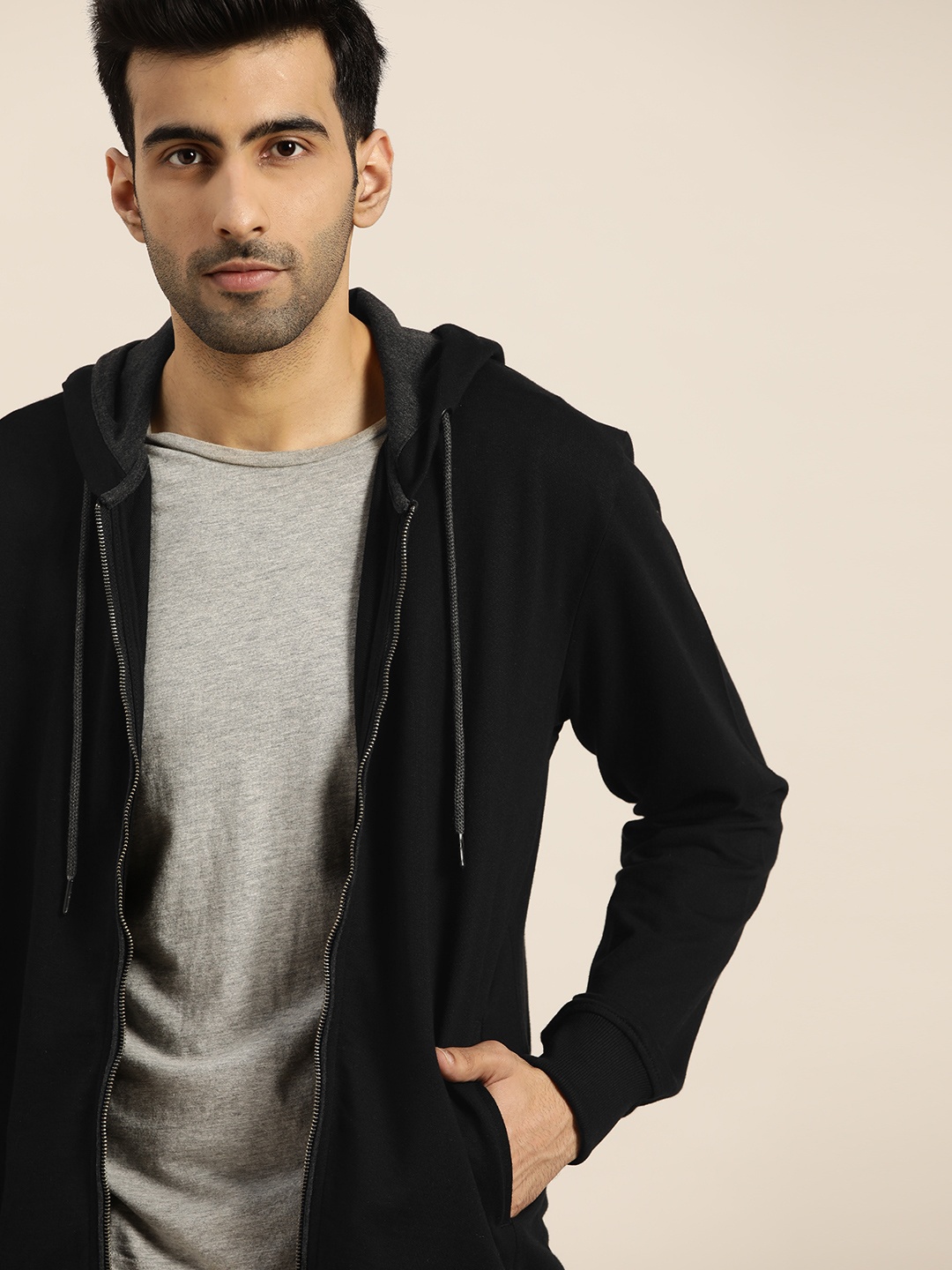 

INVICTUS Men Black Solid Hooded Sweatshirt