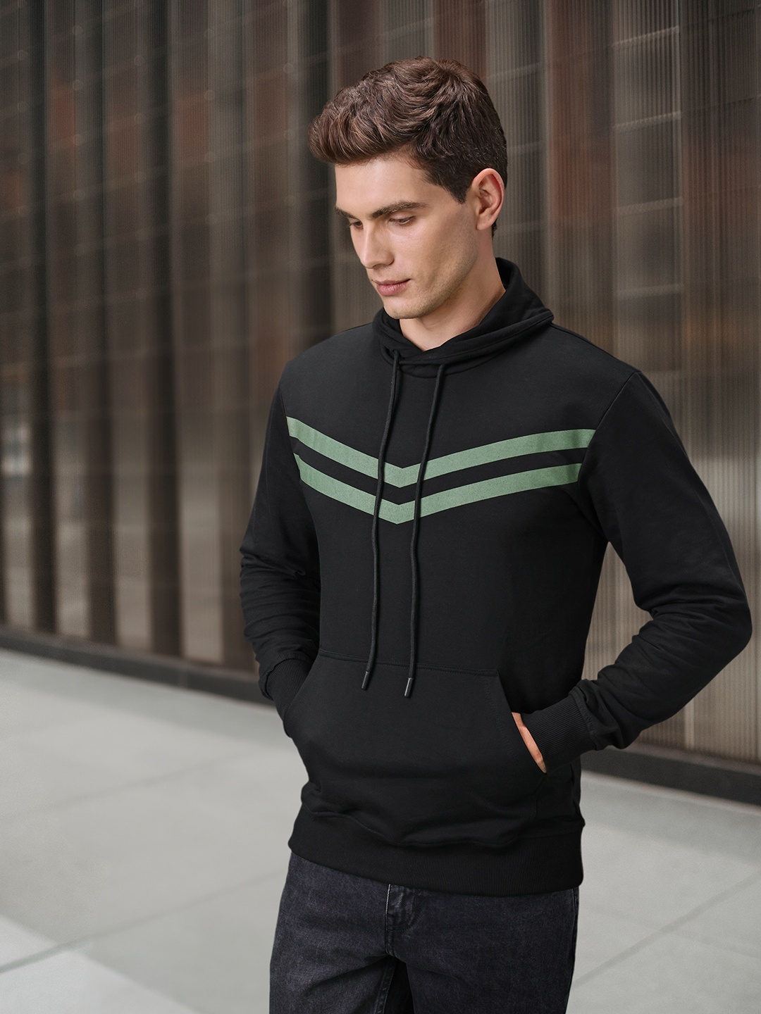 

INVICTUS Men Black Solid Sweatshirt