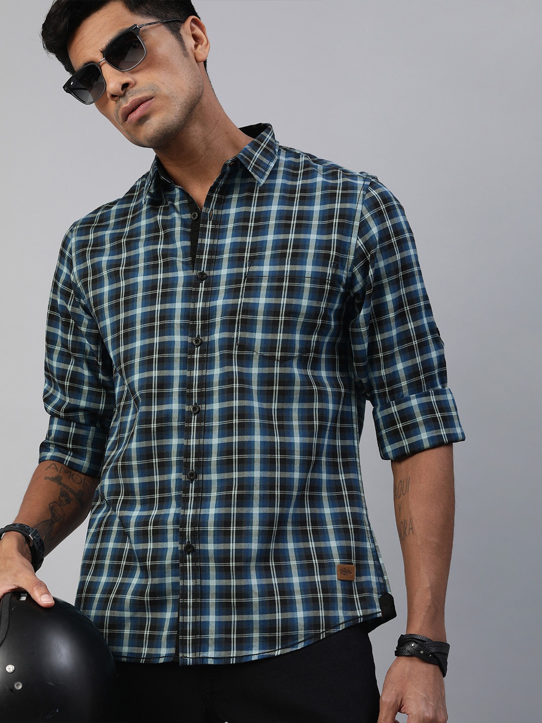 

Roadster Men Black & Blue Regular Fit Checked Casual Shirt