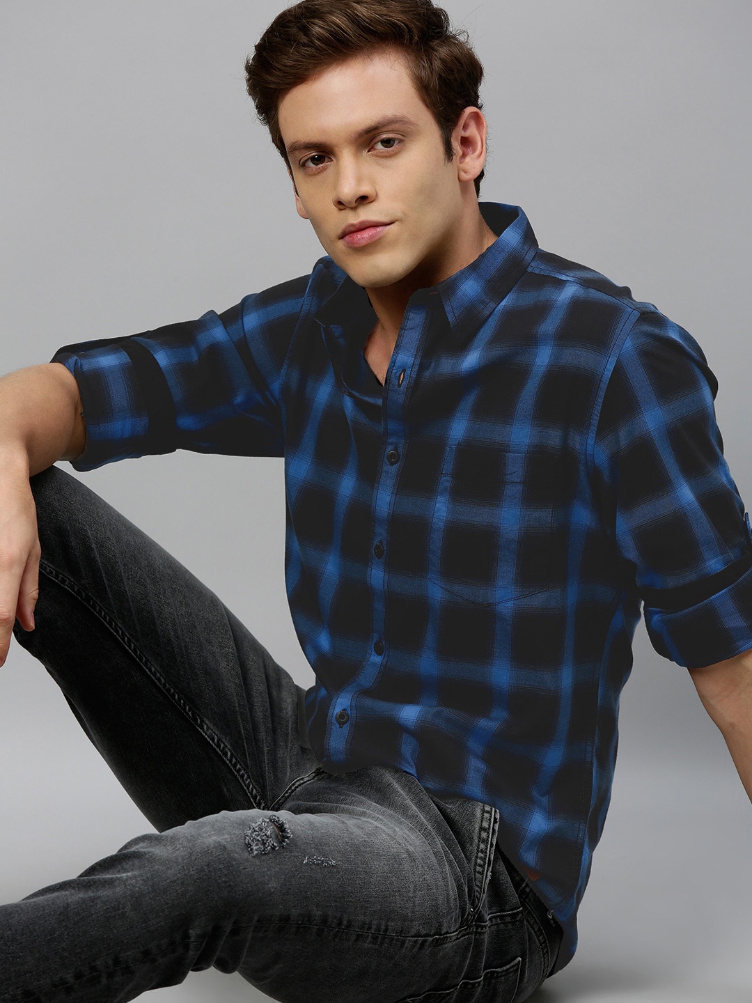 

Roadster Men Black & Blue Regular Fit Checked Casual Shirt