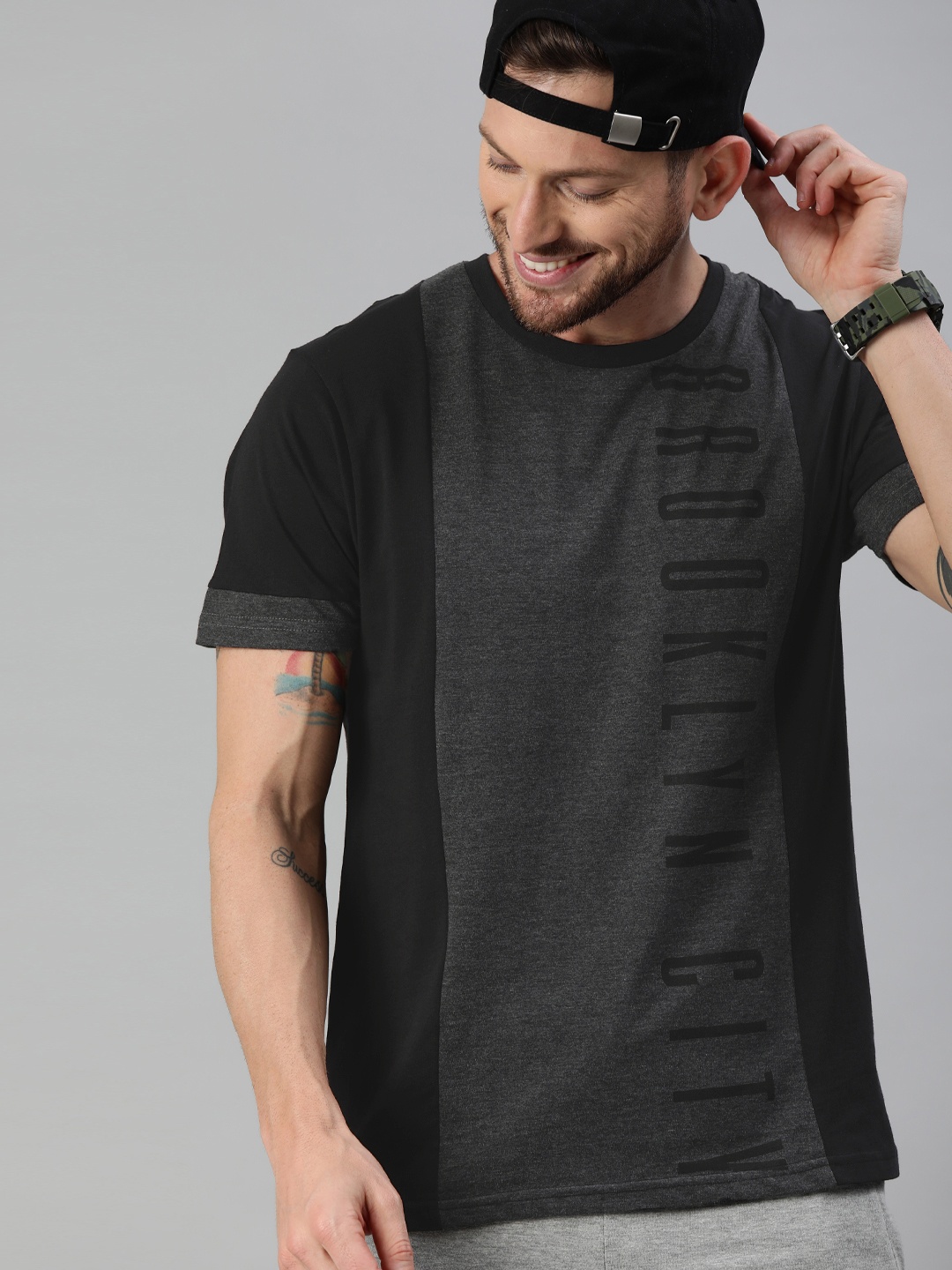 

HERE&NOW Men Black Colourblocked Round Neck T-shirt