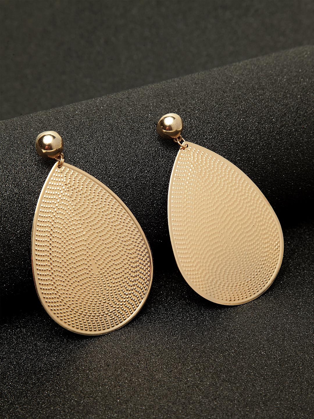 

Madame Gold Oval Drop Earrings