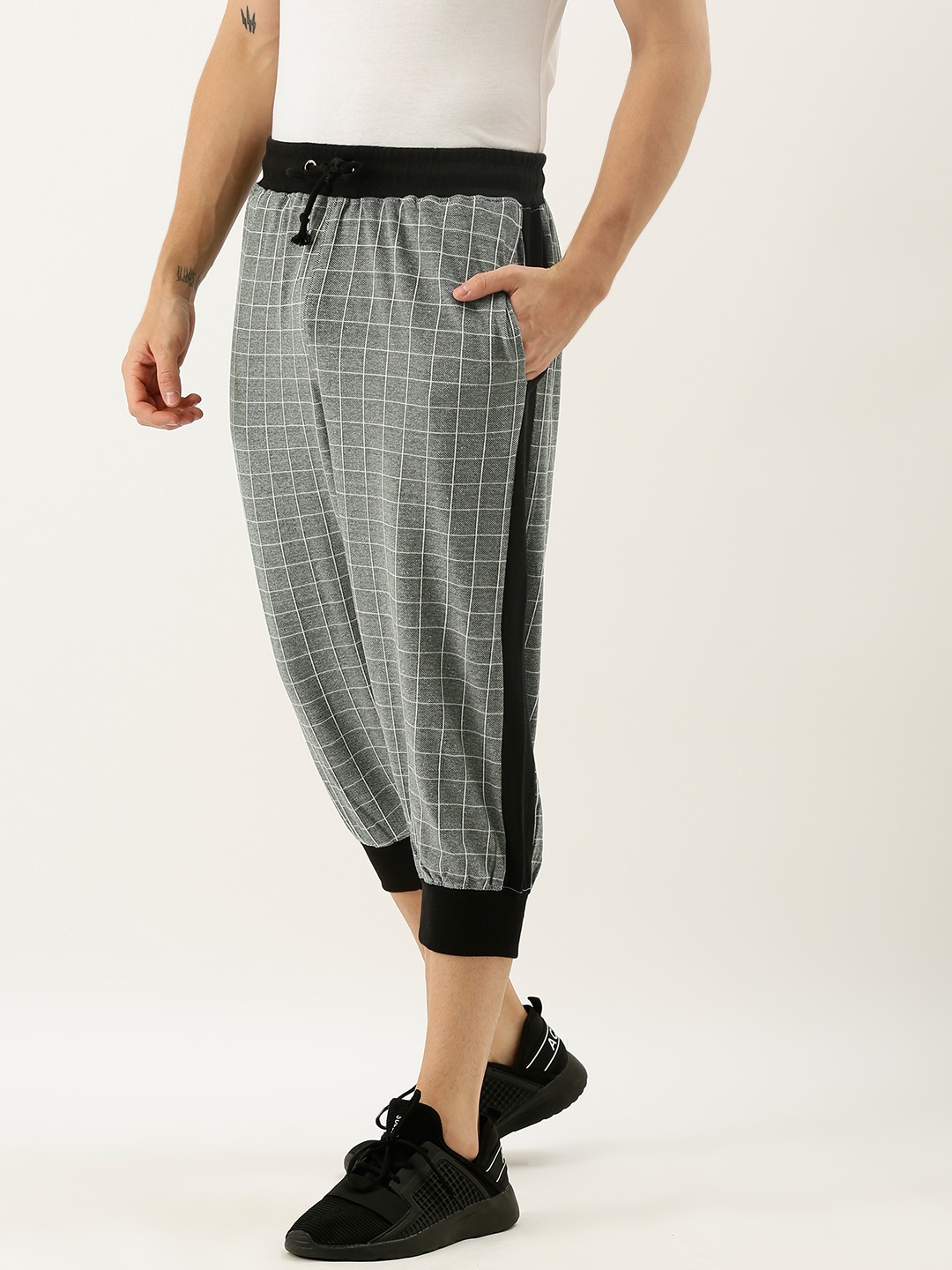 

ARISE Men White & Olive Green Checked Three-Fourth Joggers