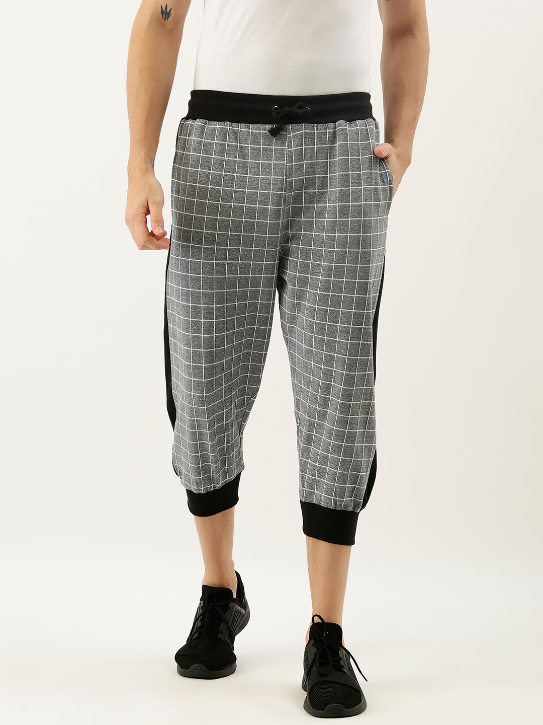 

ARISE Men White & Black Checked Three-Fourth Joggers