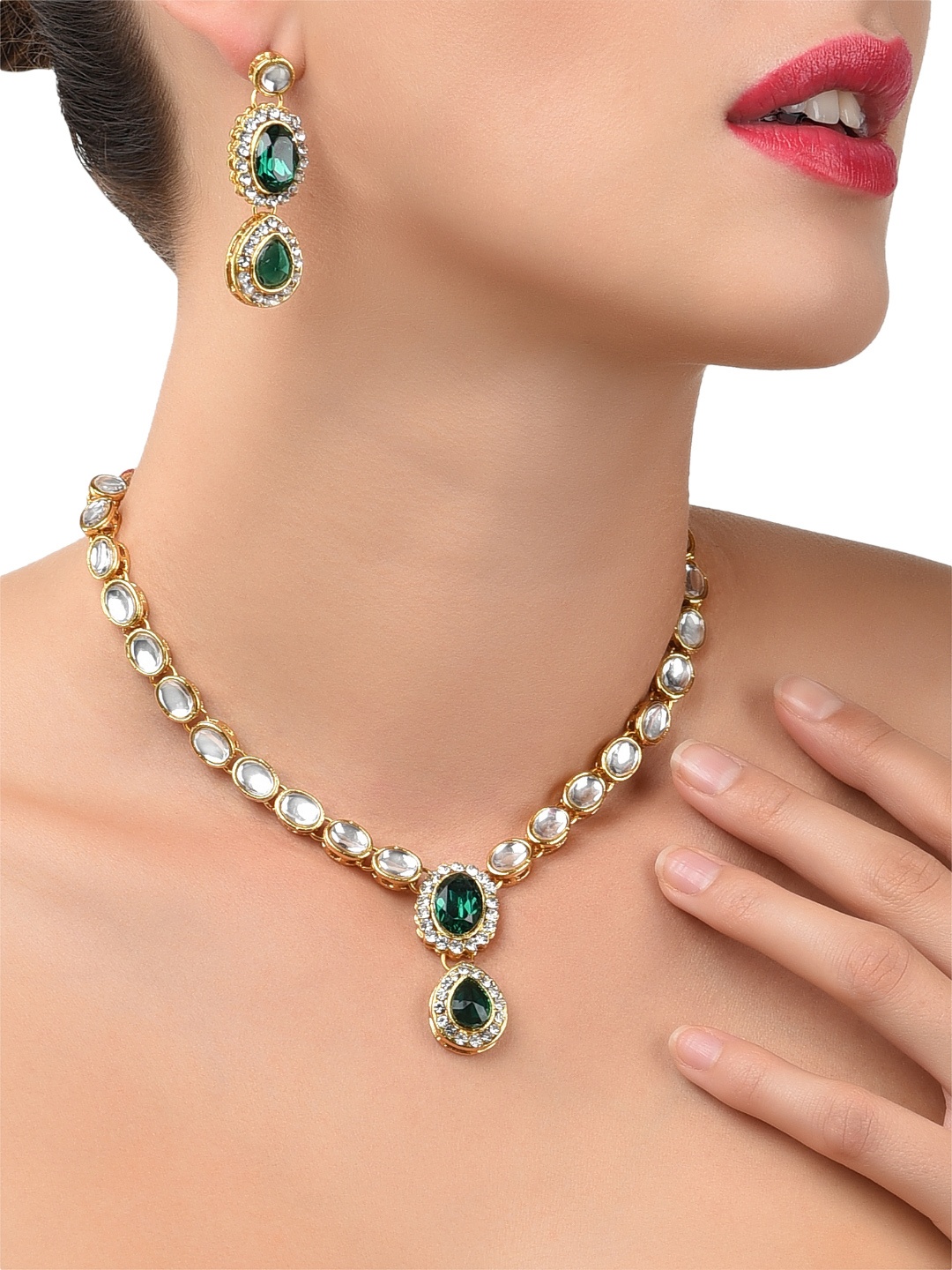 

Zaveri Pearls Green Gold-Plated Kundan-Studded Jewellery Set