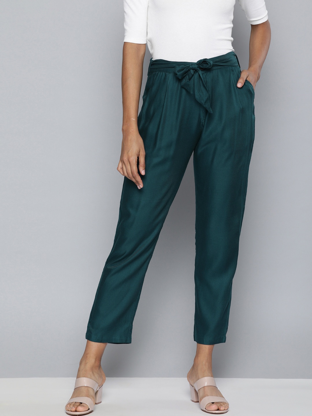 

HERE&NOW Women Teal Green Regular Fit Solid Cropped Peg Trousers
