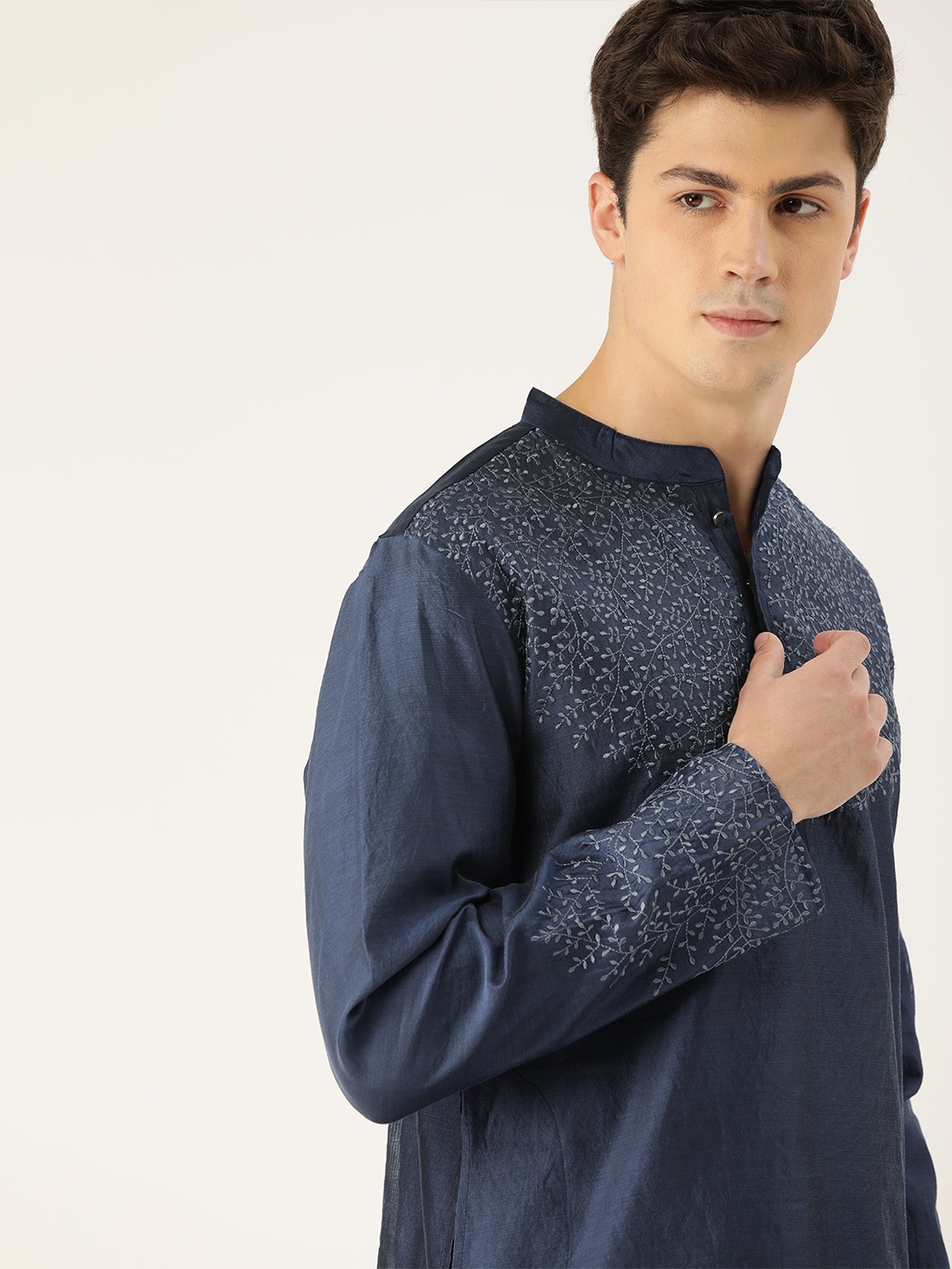 

House of Pataudi Men Grey & White Embroidered Straight Kurta