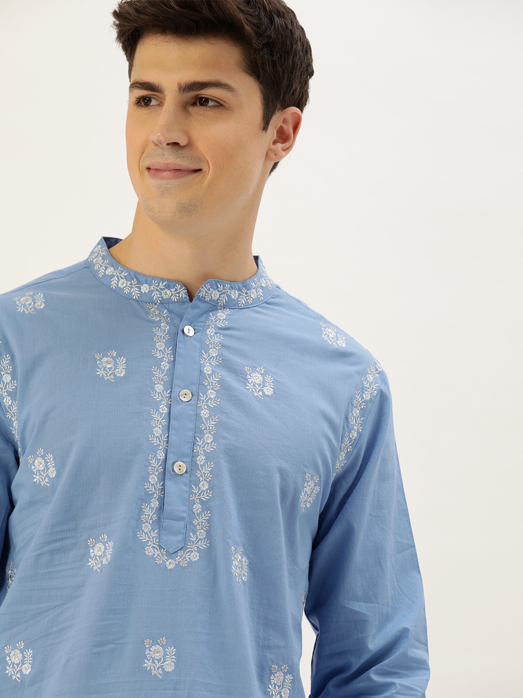 

House of Pataudi Men Blue & White Floral Embroidered Straight Kurta