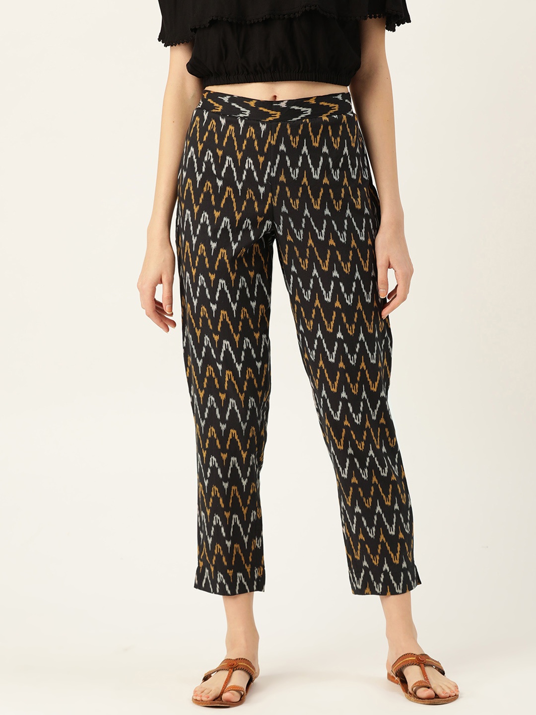 

Sangria Women Black & White Regular Fit Printed Cropped Trousers