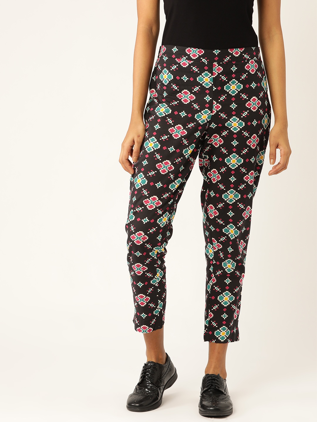 

Sangria Women Black & Green Printed Cropped Trousers