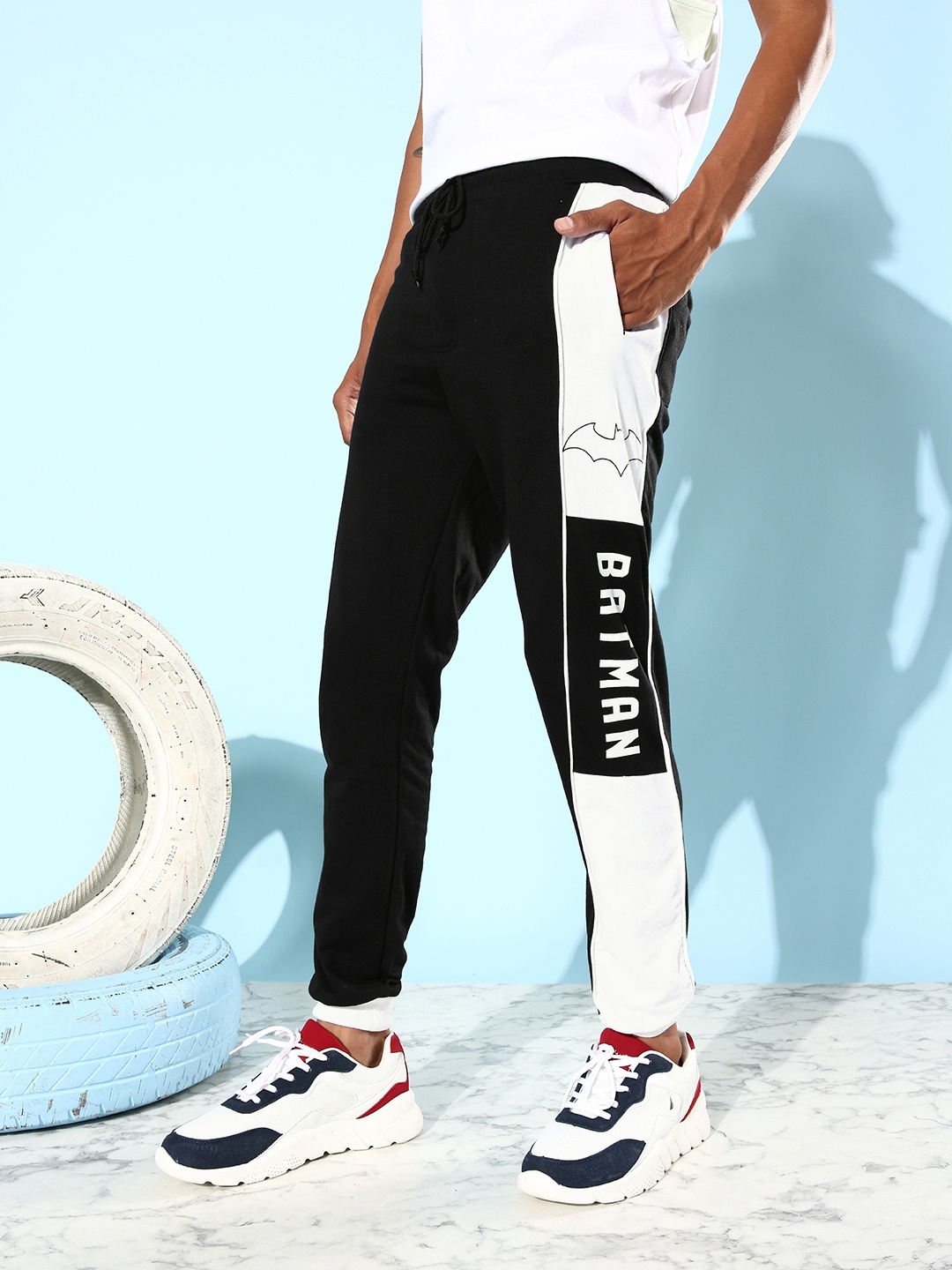 

Kook N Keech Batman Men Jet Black Colourblocked Mid-Rise The Boxy Tee Joggers