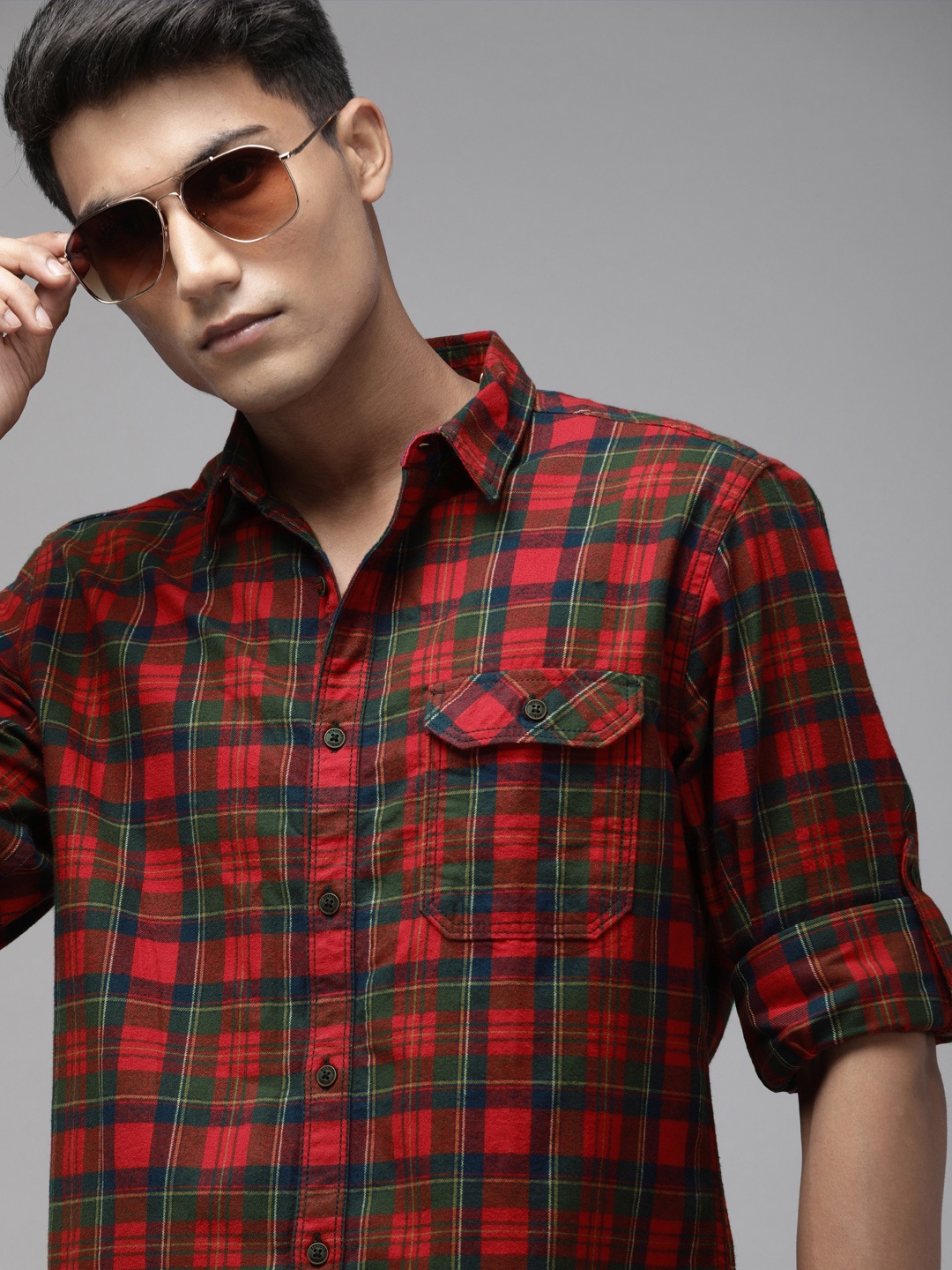 

Roadster Men Red & Navy Blue Regular Fit Checked Casual Shirt