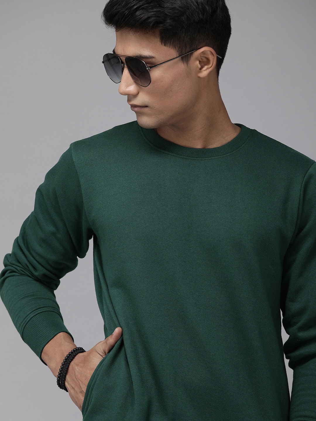 

Roadster Men Green Solid Sweatshirt