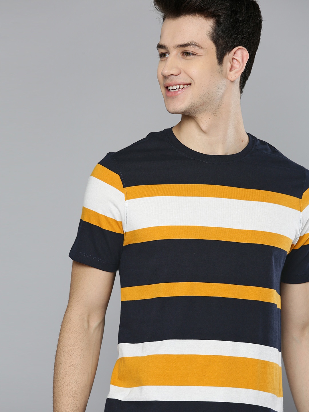 

Mast & Harbour Men Navy Blue Striped Round Neck T-shirt