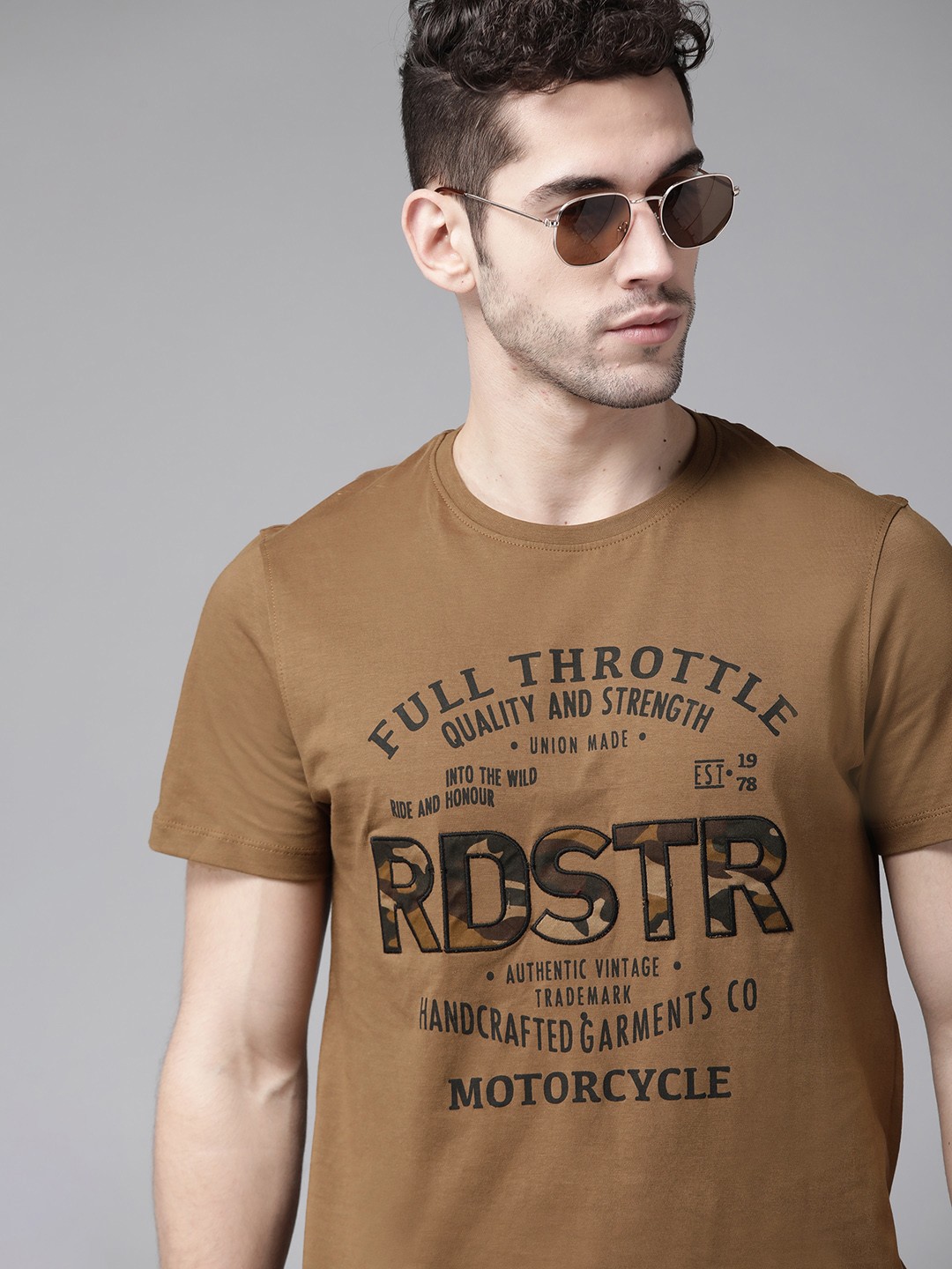 

Roadster Men Mustard Brown Black Pure Cotton Brand Logo Print Pure Cotton T-shirt