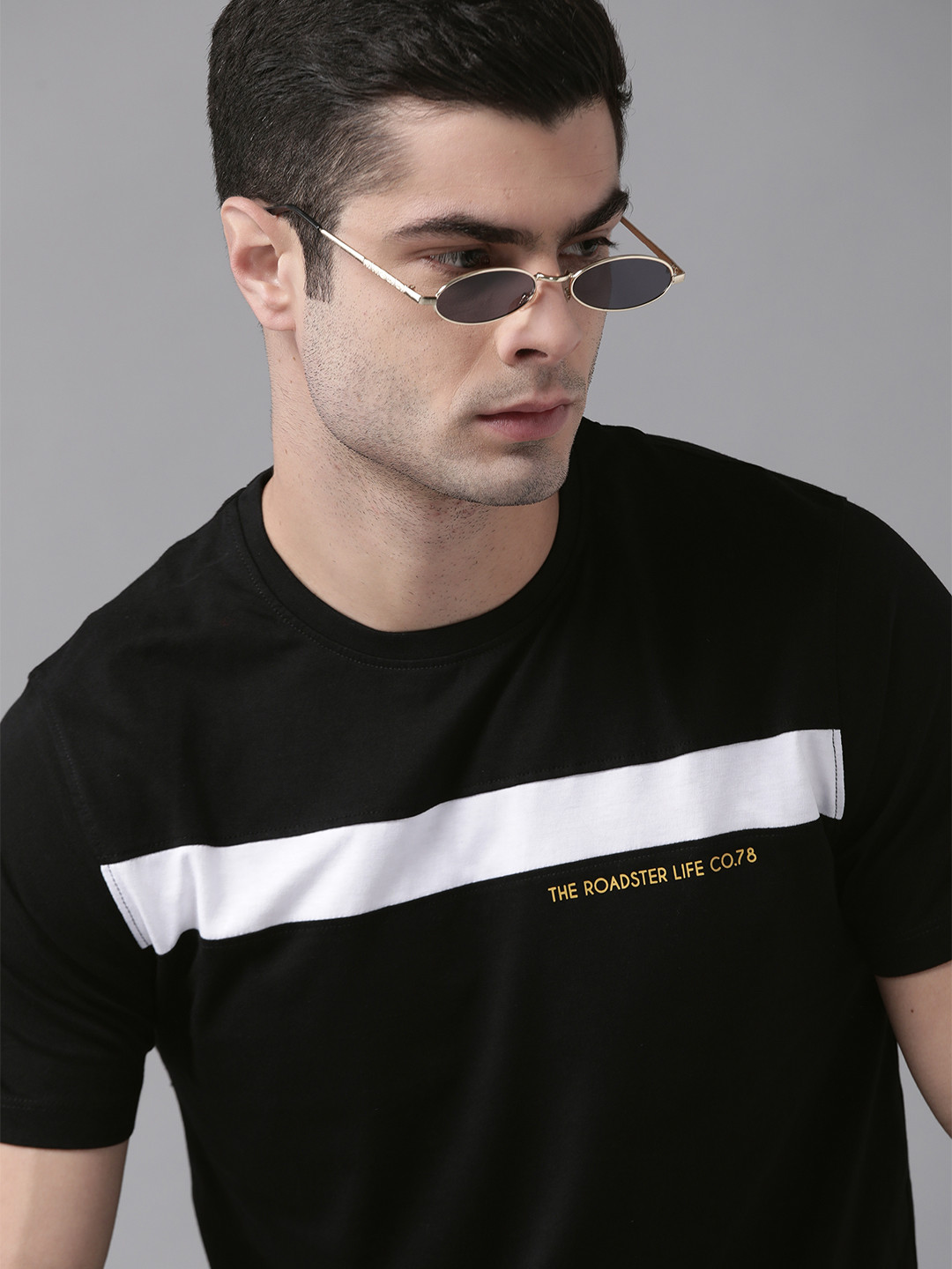 

Roadster Men Black White Colourblocked Round Neck Pure Cotton T-shirt