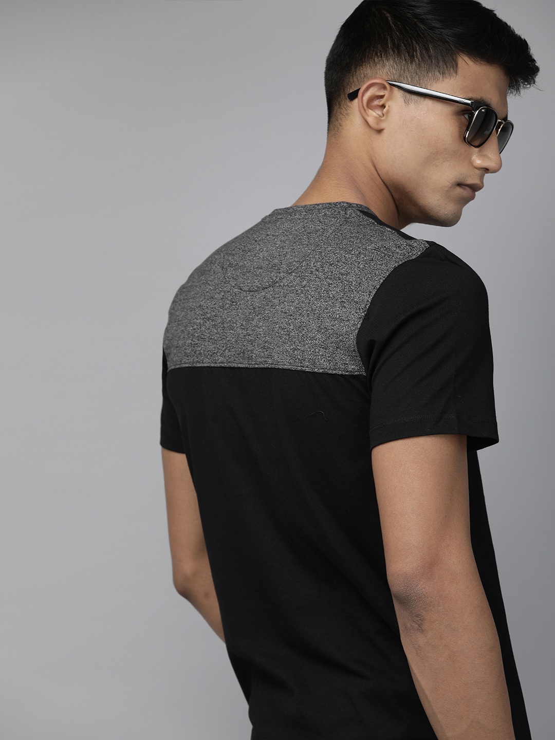 

Roadster Men Black Colourblocked Round Neck T-shirt