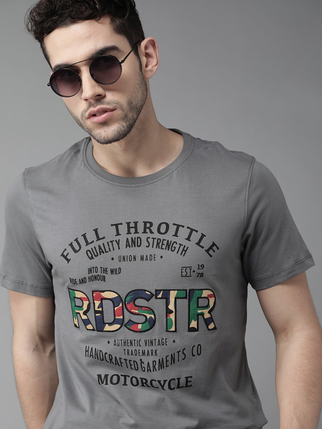 

Roadster Men Grey & Black Printed Pure Cotton Round Neck T-shirt