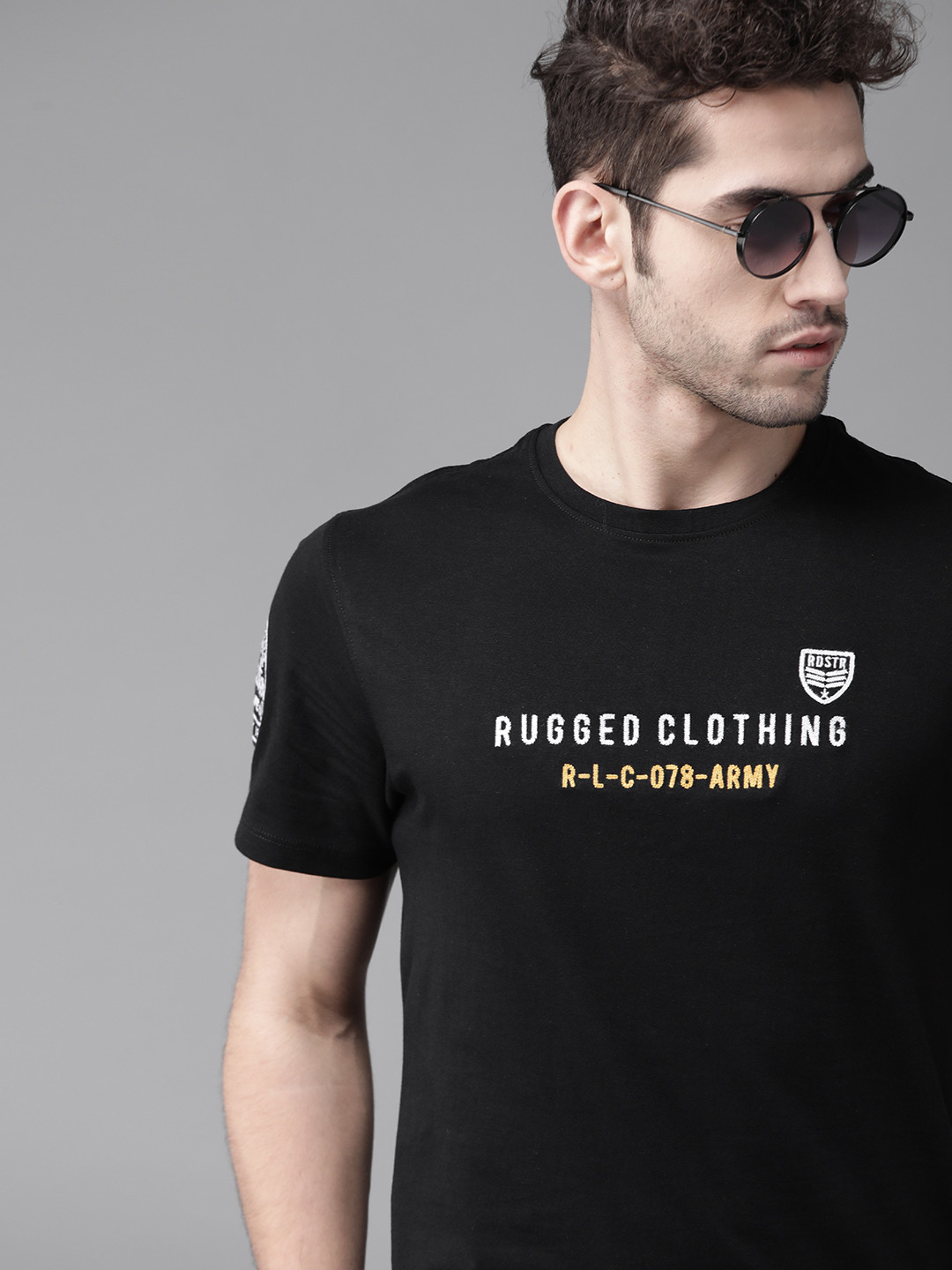 

Roadster Men Black Solid Round Neck T-shirt