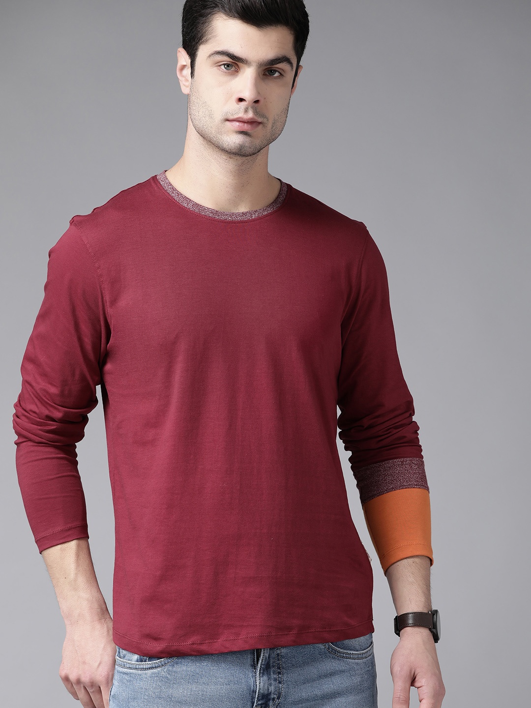 

Roadster Men Maroon Solid Round Neck Pure Cotton T-shirt With Colourblock Sleeves
