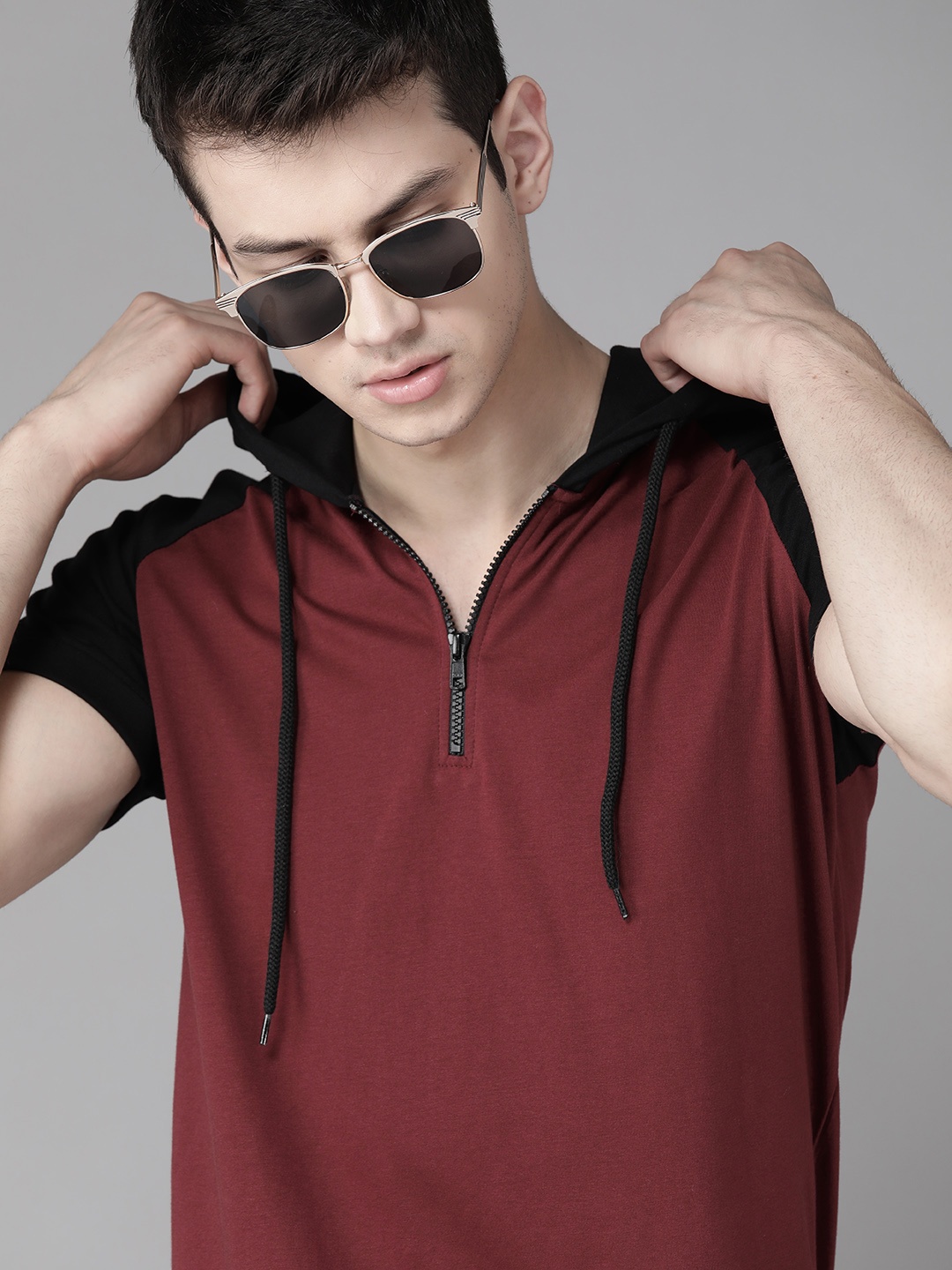 

Roadster Men Maroon Solid Hooded Pure Cotton T-shirt